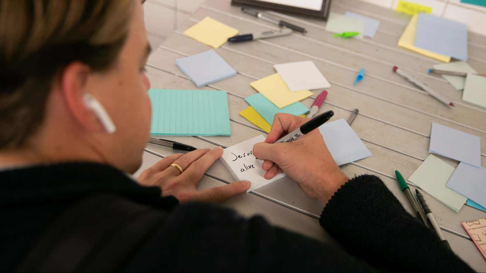 A woman stops to write a message on post-it notes in the Union Sq subway station in New York City, U.S., November 7, 2018. REUTERS/Jeenah…