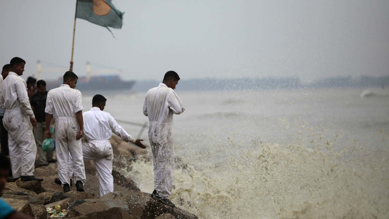 Bangladesh absorbs the worst of Cyclone Mahasen, but the death toll is low