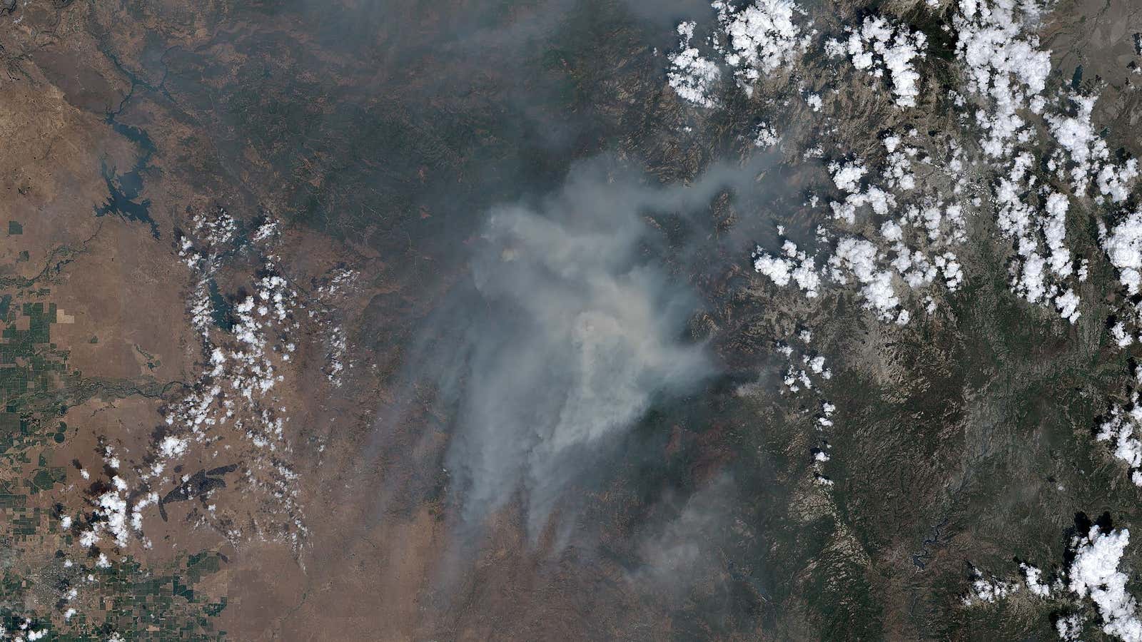 Ferguson fire issuing smoke outside Yosemite valley.