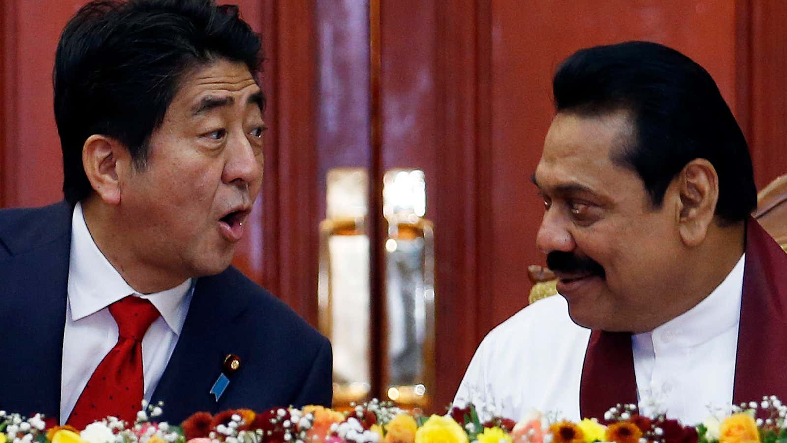 Japan’s Prime Minister Shinzo Abe (L) talks with Sri Lankan President Mahinda Rajapaksa.