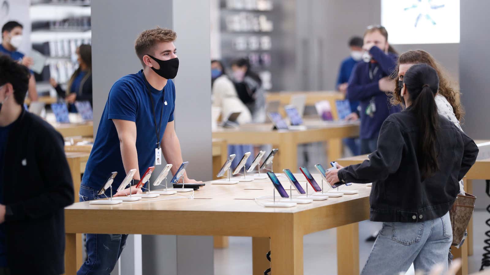Apple (AAPL) Ups Benefits for Retail Workers in Tightening Labor Market -  Bloomberg
