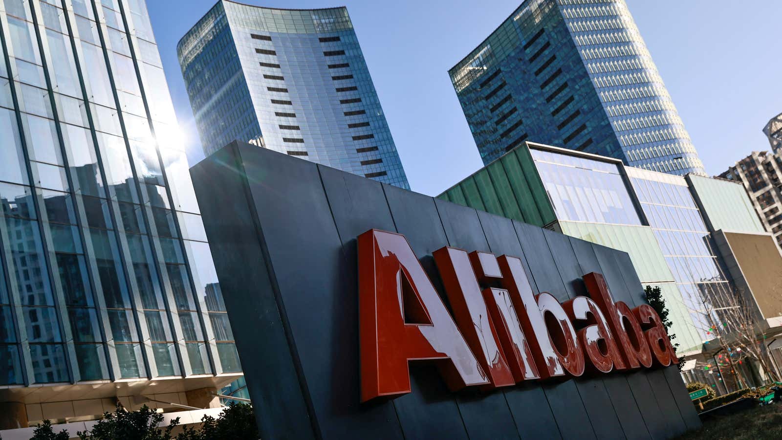 FILE PHOTO: The logo of Alibaba Group is seen at its office in Beijing, China January 5, 2021. REUTERS/Thomas Peter/File Photo