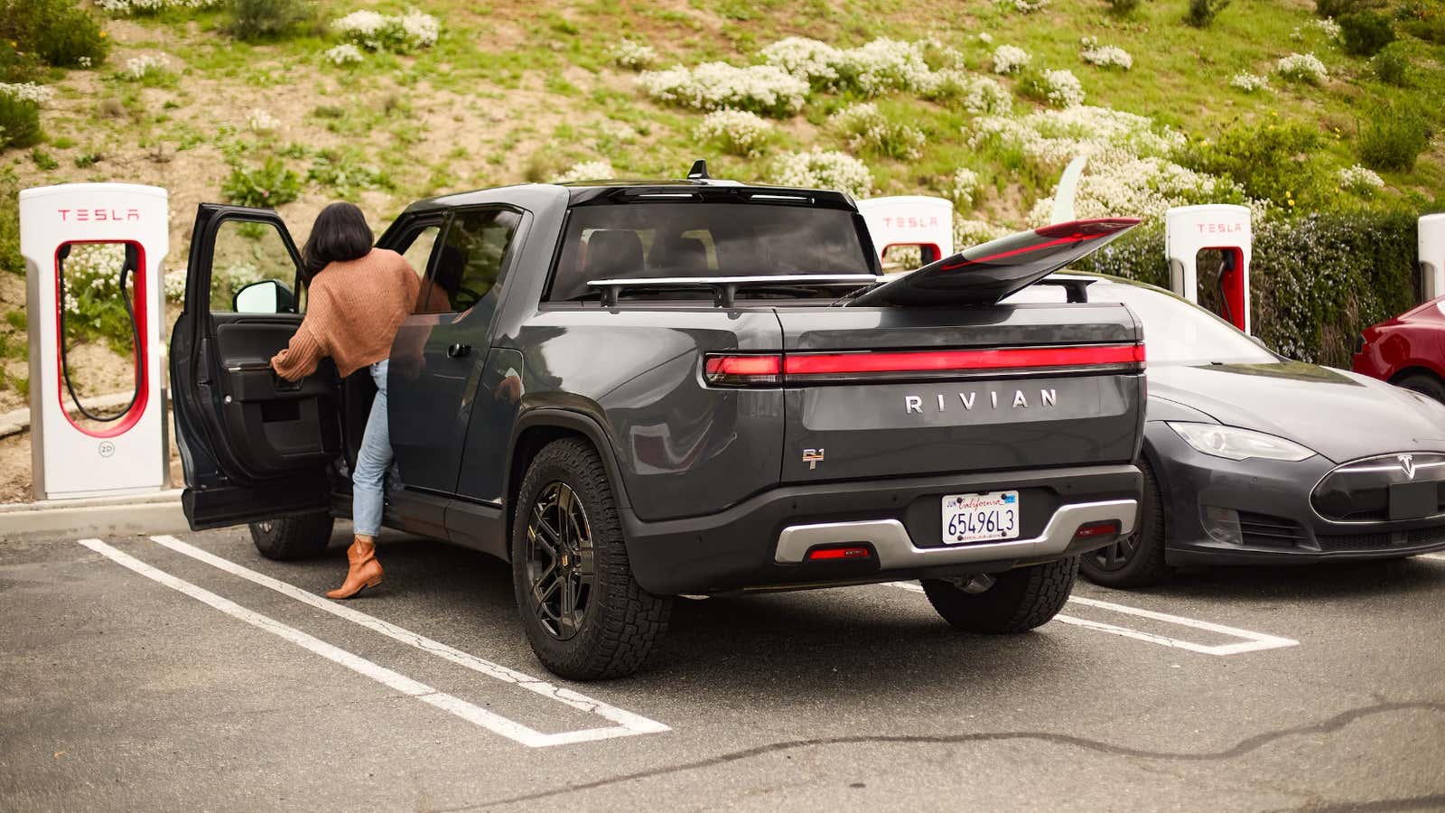 Image for A Tesla Fanatic Said He Called The Cops On A Rivian Driver For Using A Supercharger Station