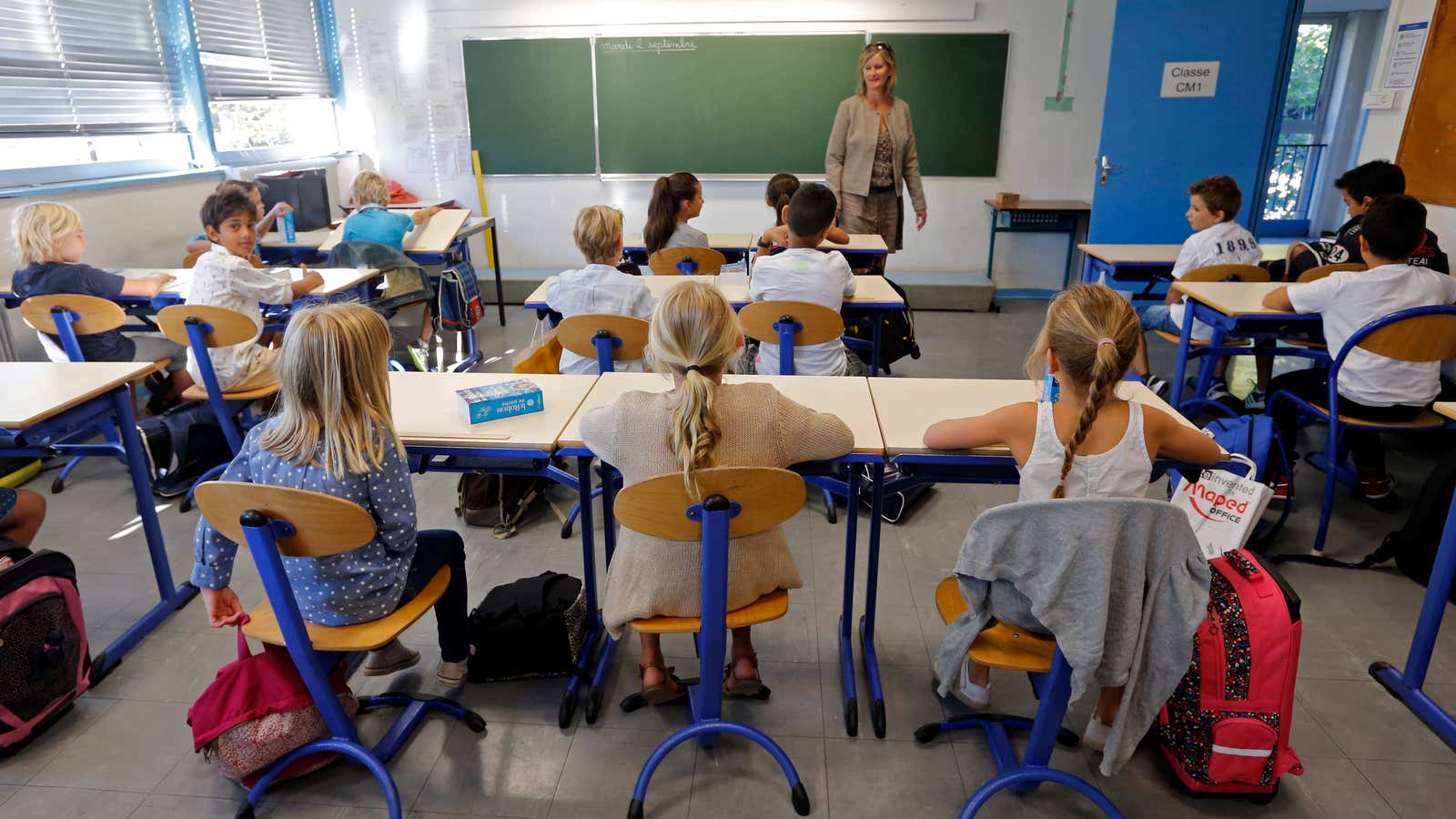 Schoolchildren listen to a teacher as they study during a class in a primary school in Marseille, September 2, 2014 on the start of the new school year in France.      REUTERS/Jean-Paul Pelissier (FRANCE – Tags: SOCIETY EDUCATION) – PM1EA920U3G01