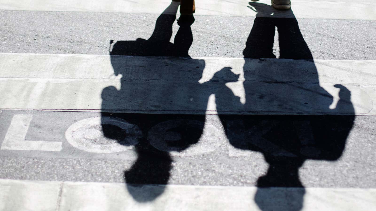 A couple holds hands as they walk across a street in New York, September 4, 2013. REUTERS/Lucas Jackson (UNITED STATES – Tags: SOCIETY) – GM1E9941TUU01