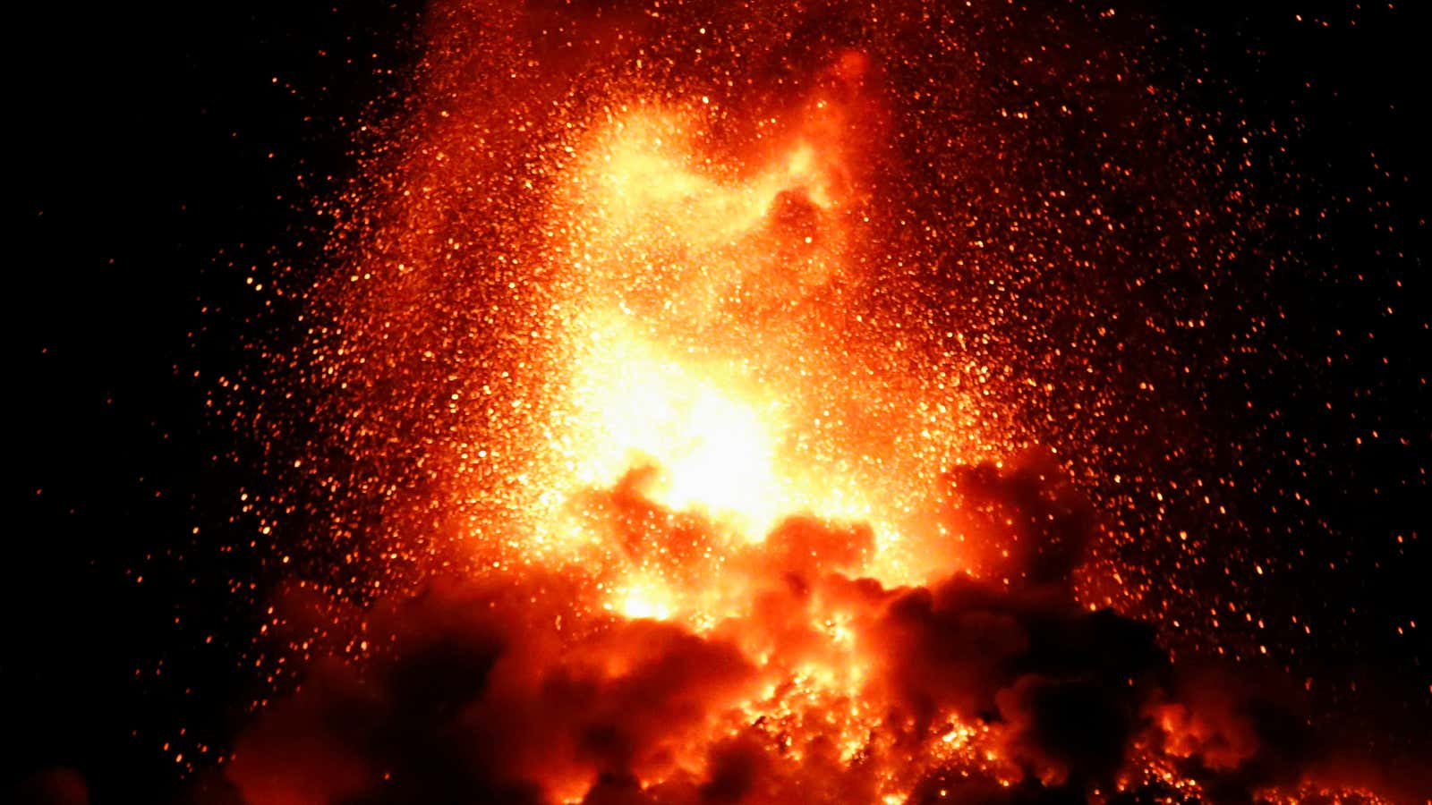 A general view shows Fuego volcano (Volcano of Fire) erupting as seen from San Juan Alotenango, outside of Guatemala City, Guatemala November 19, 2018. REUTERS/Luis Echeverria     TPX IMAGES OF THE DAY – RC1B03904FF0