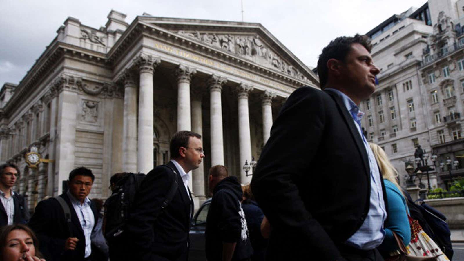 The end of the work day in front of the Bank of England