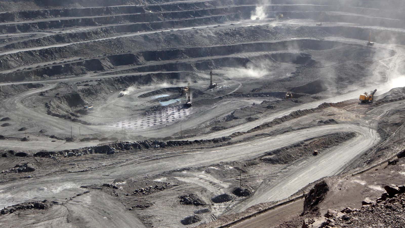 Miners are seen at the Bayan Obo mine containing rare earth minerals, in Inner Mongolia, China July 16, 2011. Picture taken July 16, 2011.REUTERS/Stringer ATTENTION…