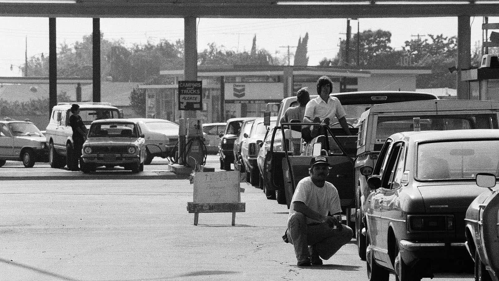 Vehicles line up for gasoline at service station during gas shortages, May 3, 1979 in Long Beach, California.