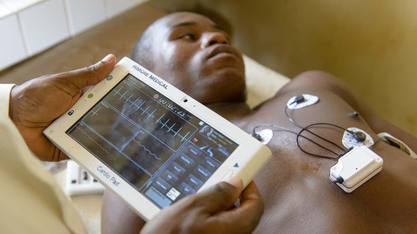 Dr. Ndjomo Mba, director of the hospital of Mbankomo and Arthur Zang testing the Cardio Pad.