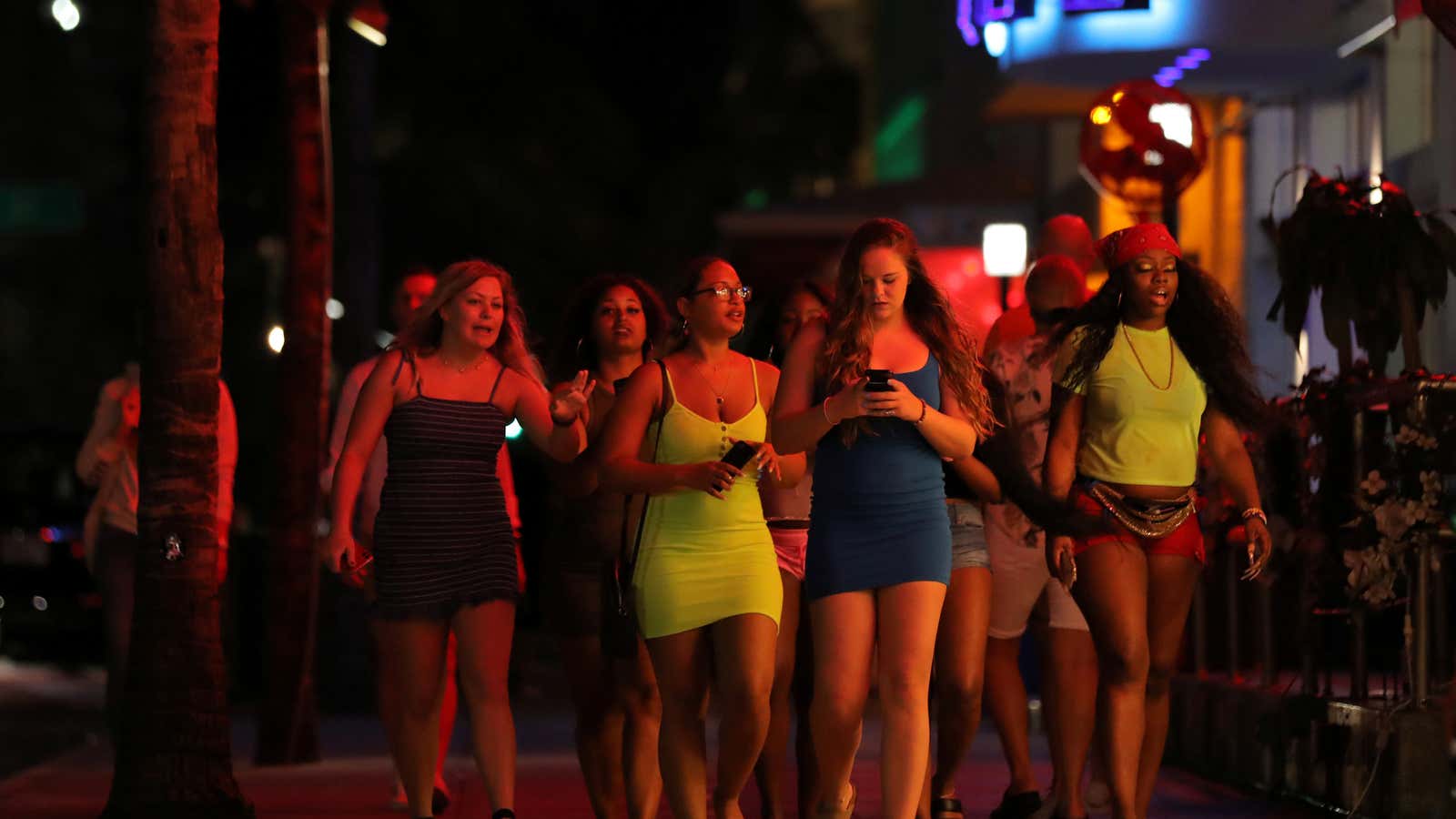 University students walk along a street of Miami Beach during Spring Break after local authorities closed restaurants, bars, gyms, movie theaters and other similar businesses and rolled out a midnight curfew along South Beach’s busiest strips for precaution due to coronavirus disease  (COVID-19) spread, in Miami Beach, Florida, U.S., March 18, 2020. REUTERS/Carlos Barria – RC2QMF98U37N