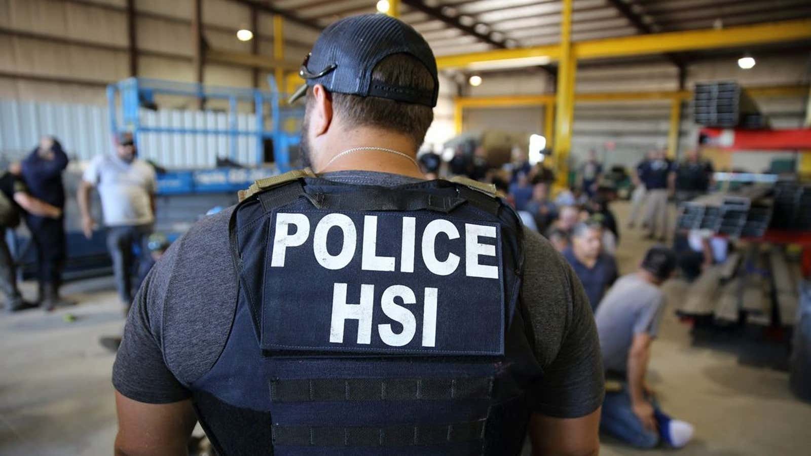 Иммиграционная и таможенная полиция США. "Ice agent"+immigration. "Ice agent"+DHS. Homeland Security. A new report says