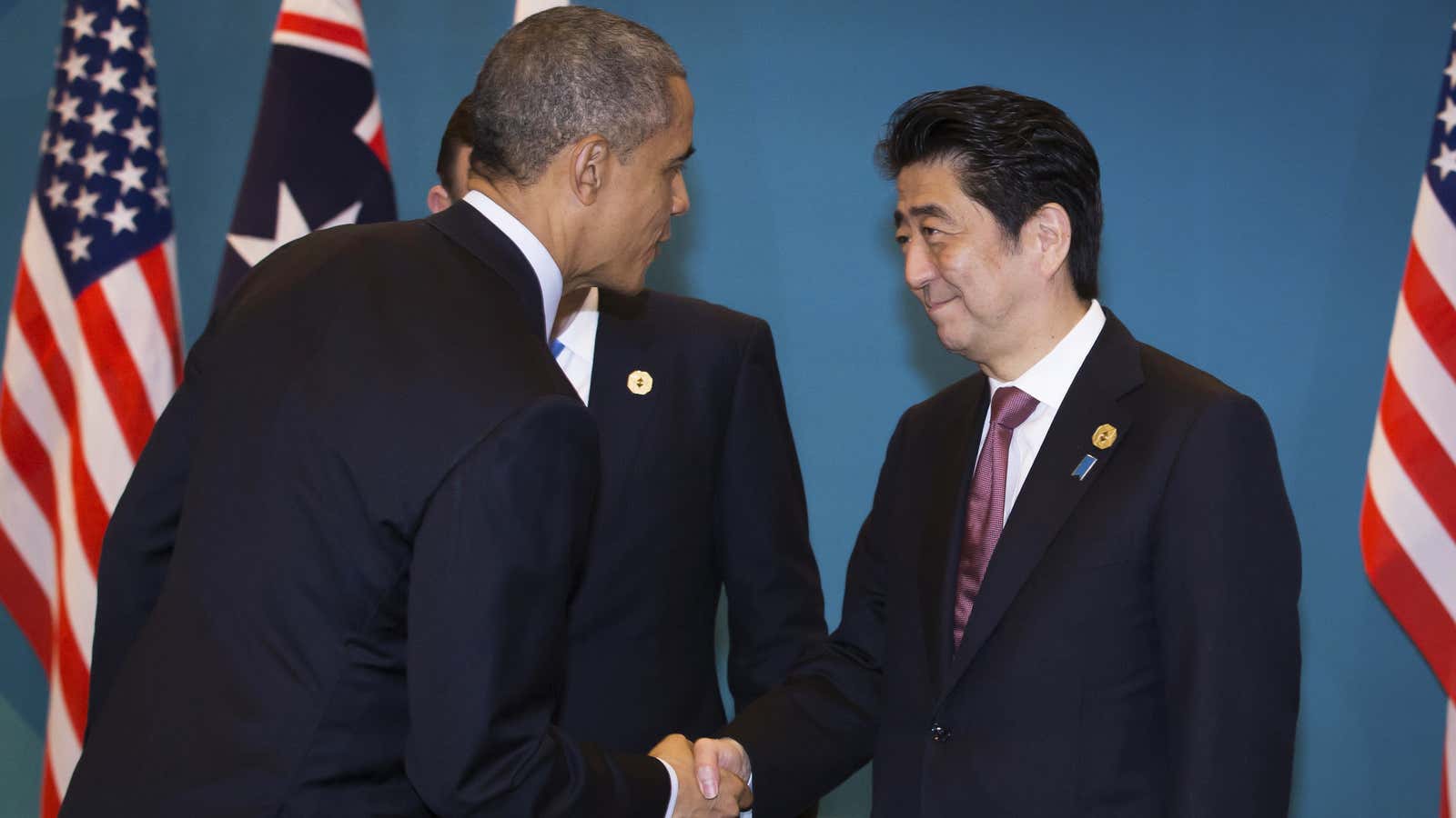 US president Barack Obama shakes hands with Japanese prime minister Shinzo Abe at the G20 conference in Brisbane, Nov. 2014.