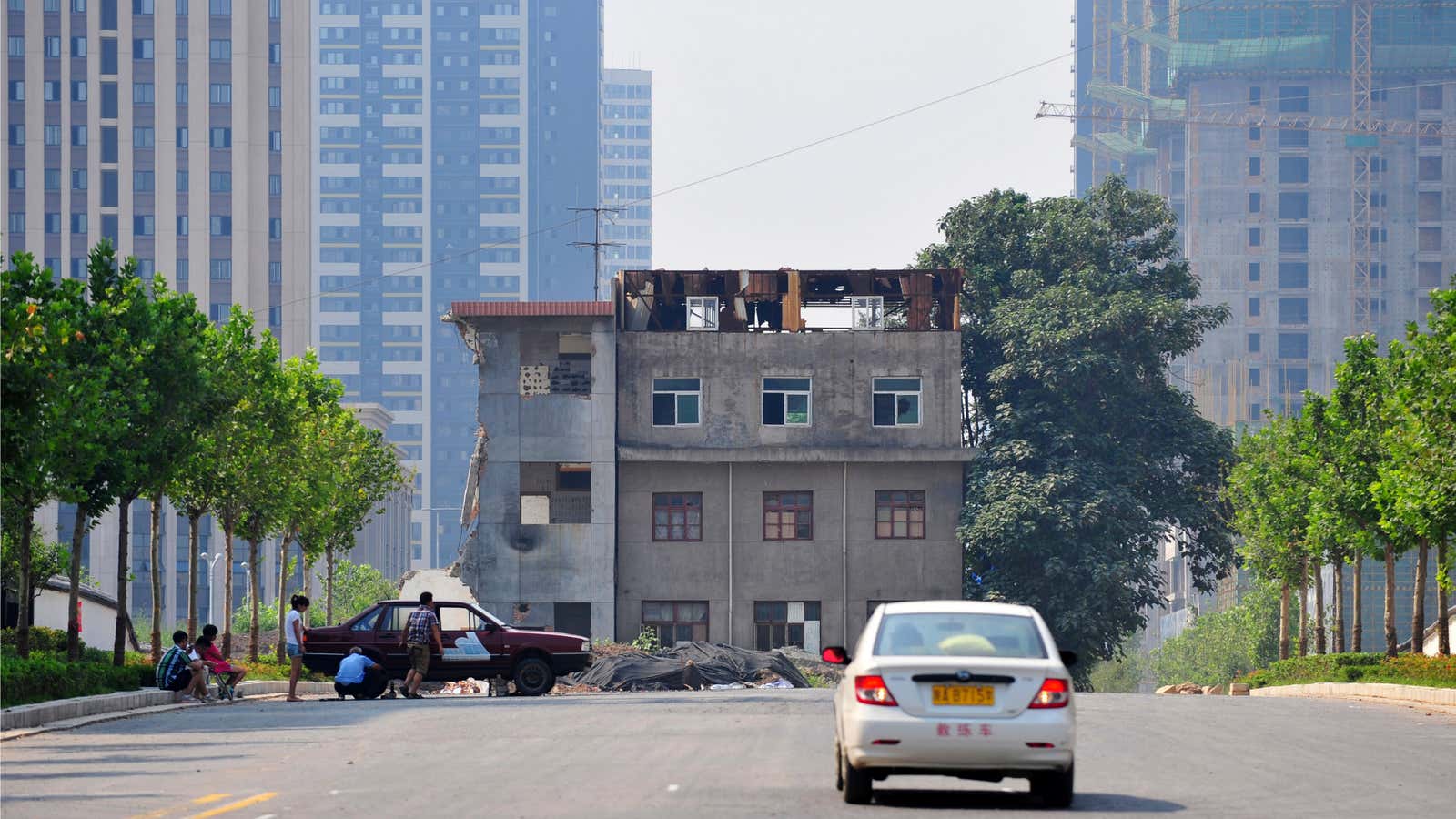 A family of seven lived in a three-story building without electricity or water, in the middle of a street.