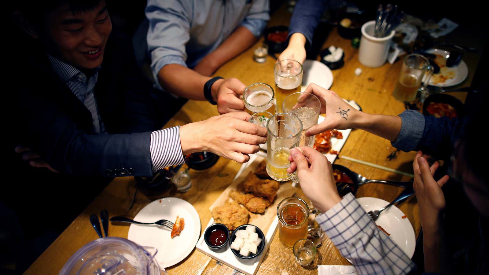 People make a toast at a pub in Seoul, South Korea, October 11, 2016.  REUTERS/Kim Hong-Ji – S1BEUHFORPAD