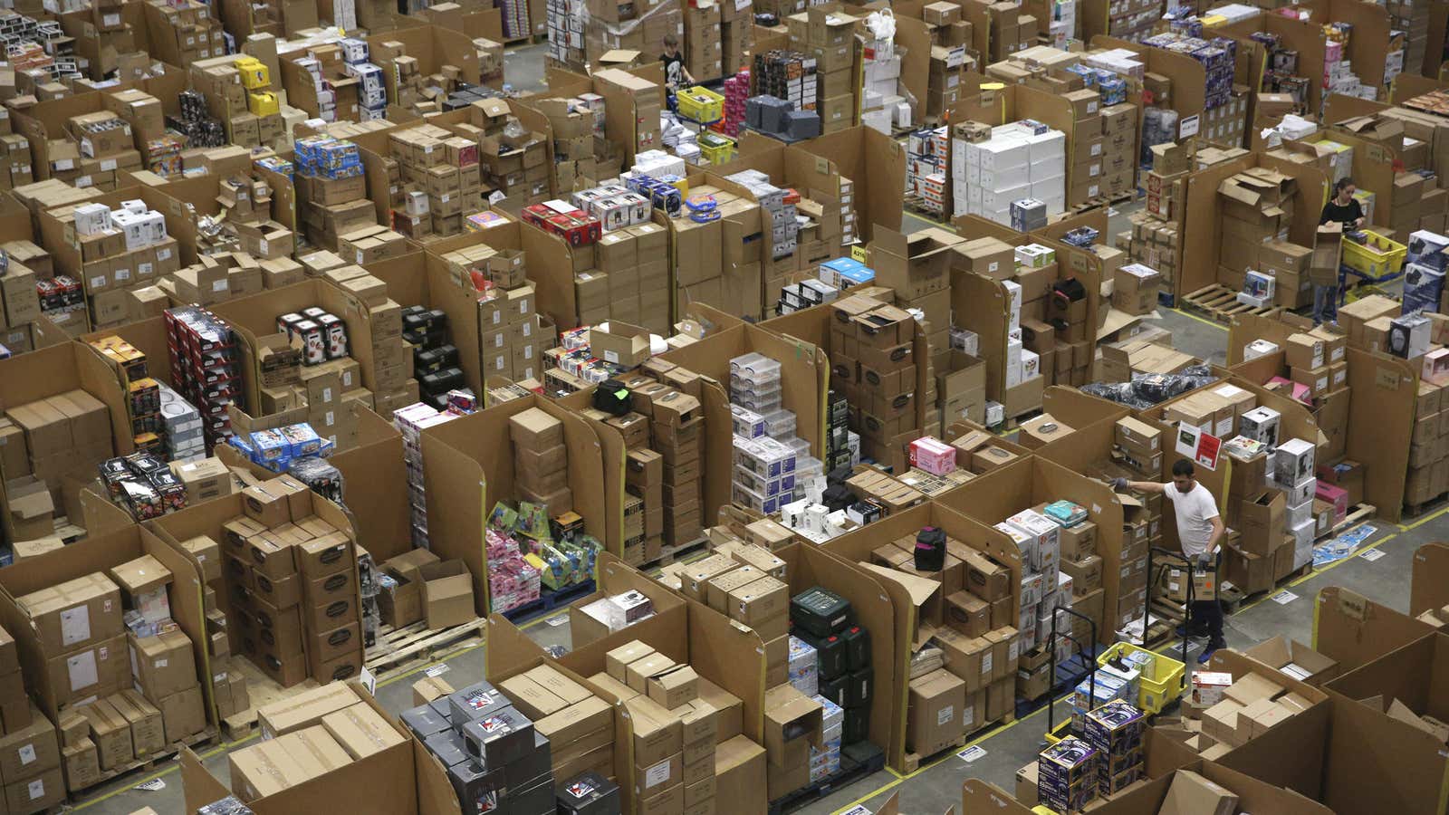 Workers collect customer orders during Black Friday deals week at an Amazon fulfilment centre in Hemel Hempstead, Britain November 25, 2015.  REUTERS/Neil Hall – LR1EBBP1CLPUC