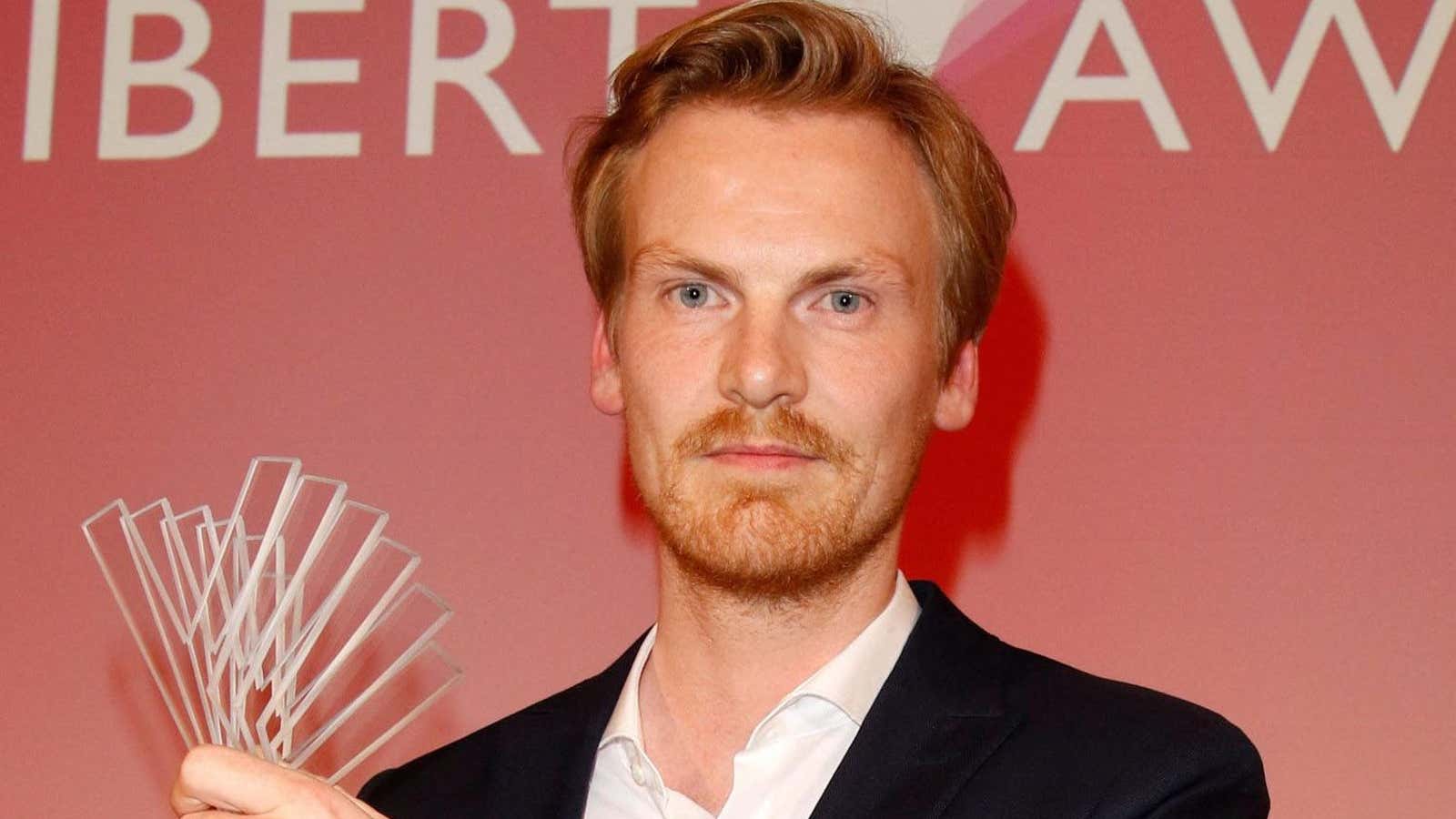 German “journalist” Claas Relotius holds one of his many awards.