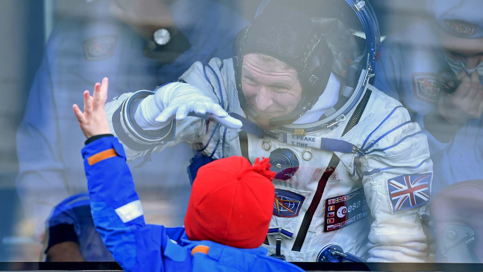 Космонавт 2024 г. Космонавт Peake. Космонавт показывает класс. Космонавт красивое фото. Космонавт фотосток.
