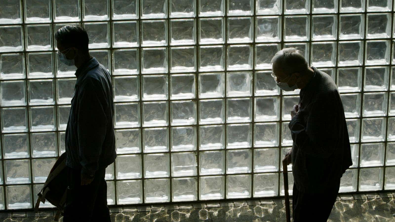 Patients wearing masks walk inside a public hospital in Hong Kong October 2,
2003. An expert panel probing Hong Kong’s SARS on Thursday highlighted a
lack of communication between the government and public and private
hospitals and doctors, and there were significant shortcomings in the
government’s initial response to the outbreak, but did not single out anyone
for blame.  NO RIGHTS CLEARANCES OR PERMISSIONS ARE REQUIRED FOR THIS IMAGE  REUTERS/Bobby Yip
BY – RP4DRIFRLAAB