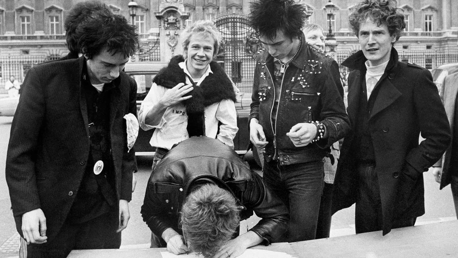 The Sex Pistols signed a recording contract with their manager, Malcolm McLaren, outside Buckingham Palace in 1977.