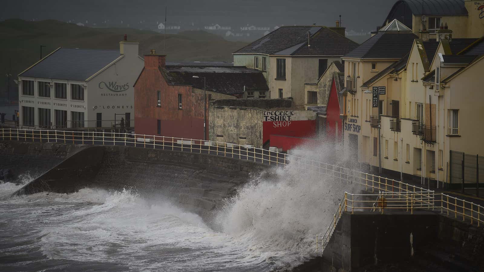 Winds batter the coast as storm Ophelia hits the County Clare town of Lahinch, Ireland October 16, 2017. REUTERS/Clodagh Kilcoyne – RC1219714020