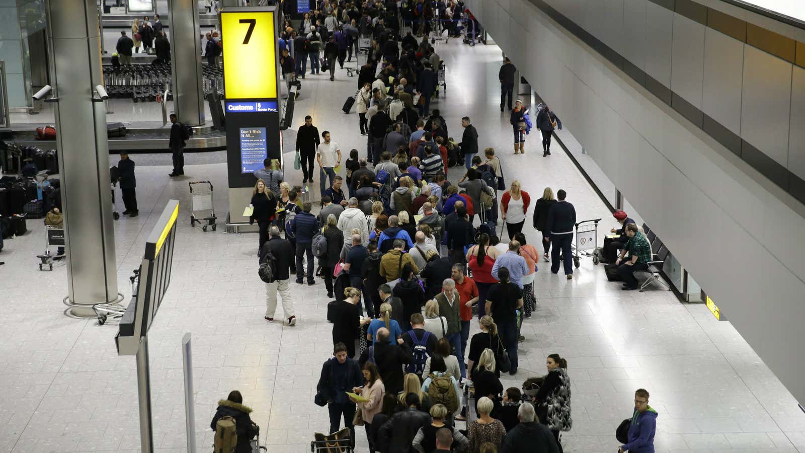 Busy busy airport. Очередь на посадку. В лондонском аэропорту объявление для украинцев.