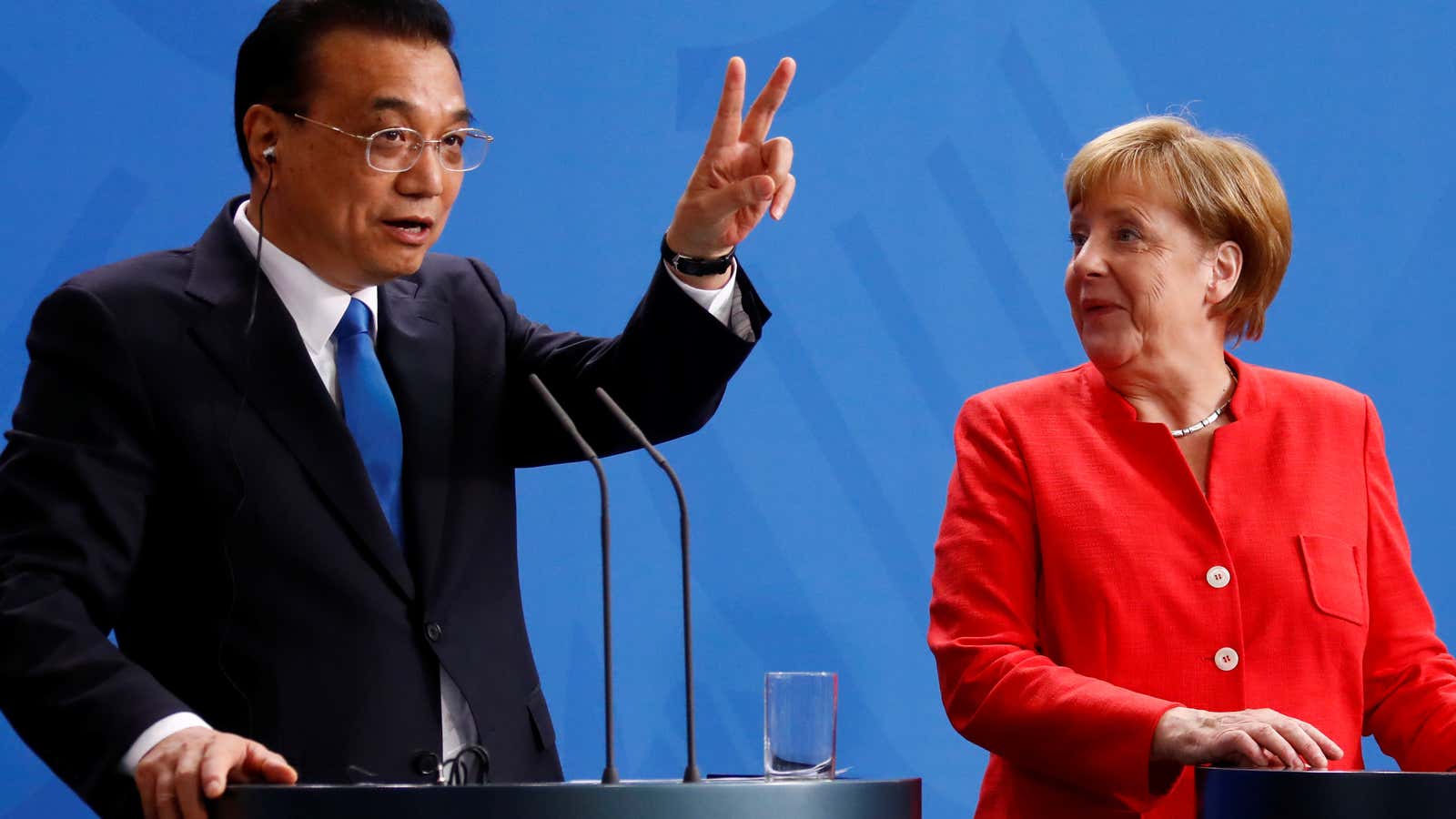 Kerching! Li Keqiang and Angela Merkel celebrate Germany-China trade in Berlin.