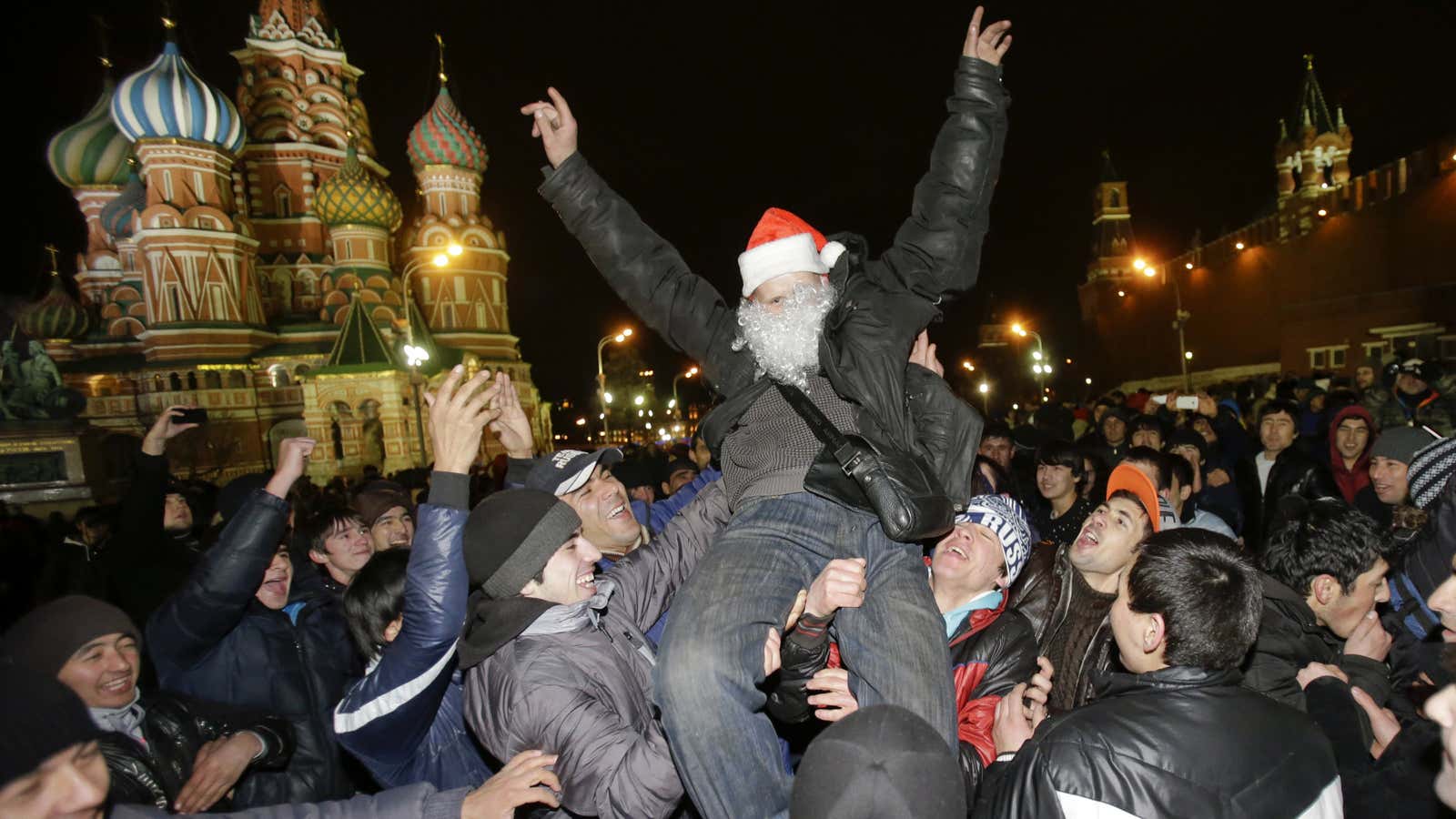 Revellers enjoy the countdown to New Year celebrations in Moscow’s Red Square December 31, 2013. REUTERS/Tatyana Makeyeva