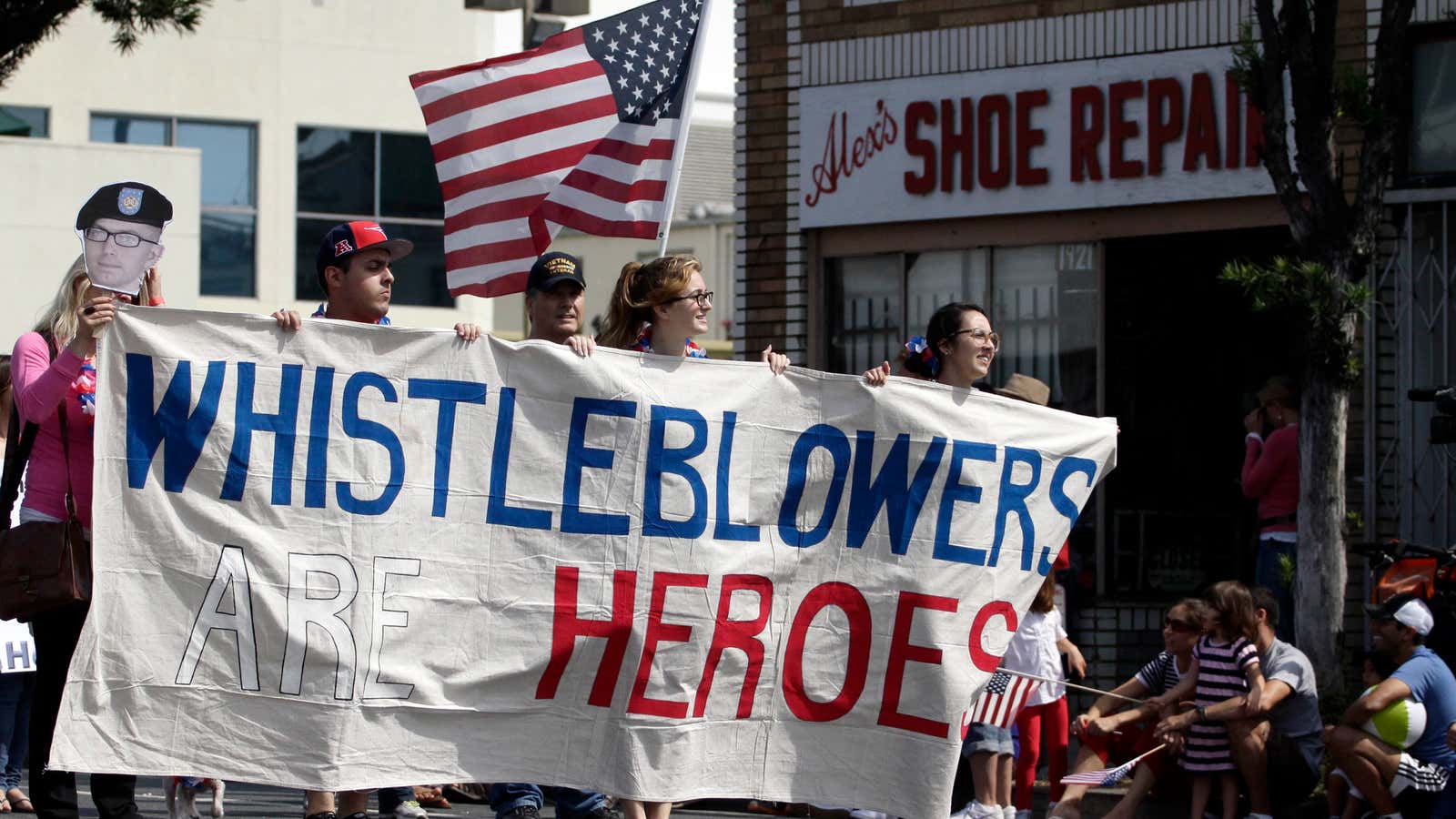 Supporters of whistleblowers march in Santa Monica’s seventh annual Fourth of July parade in Santa Monica, California, July 4, 2013. REUTERS/Jonathan Alcorn (UNITED STATES –…