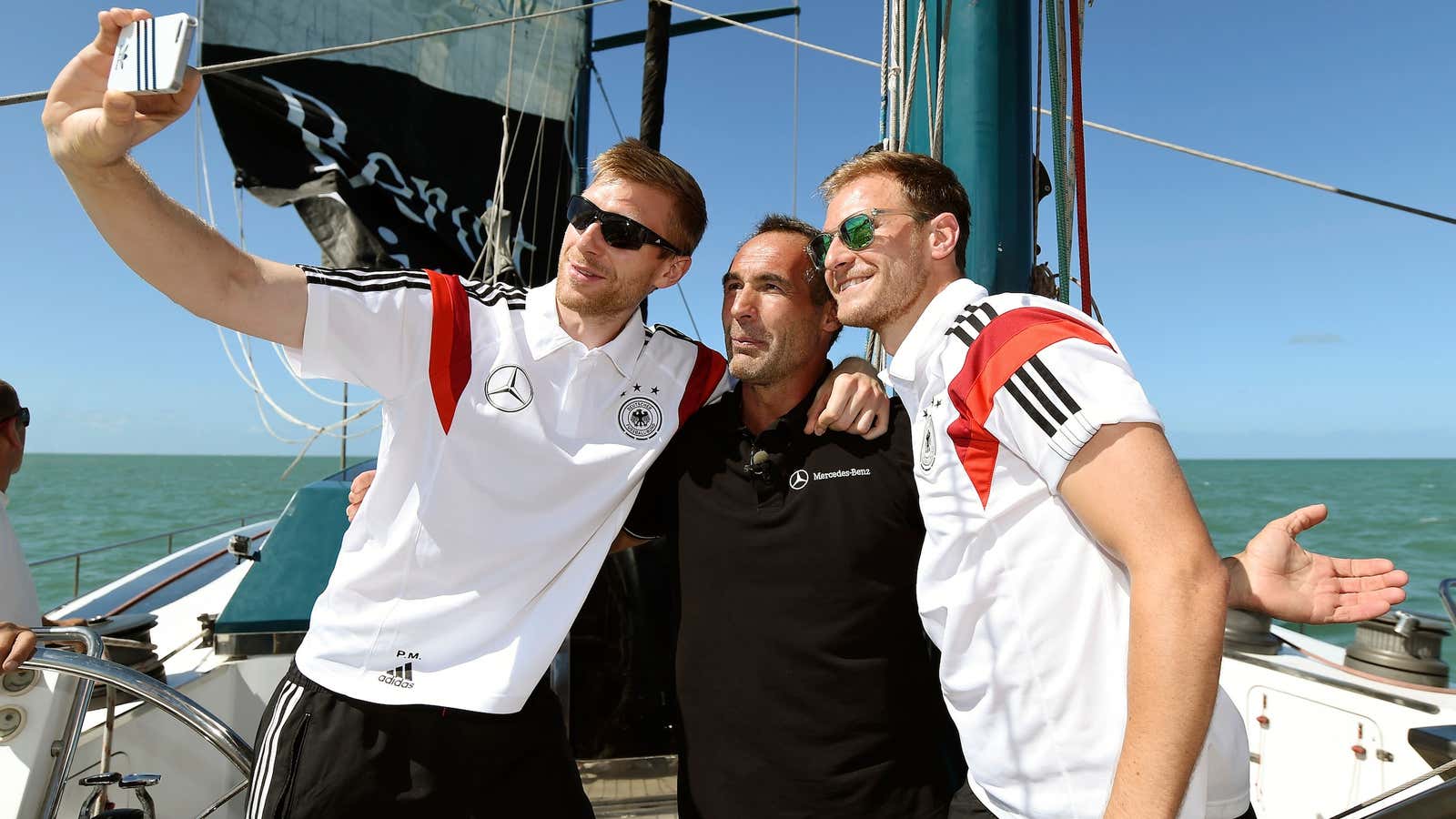 Mike Horn with Germany’s Per Mertesacker (L) and Benedikt Hoewedes.