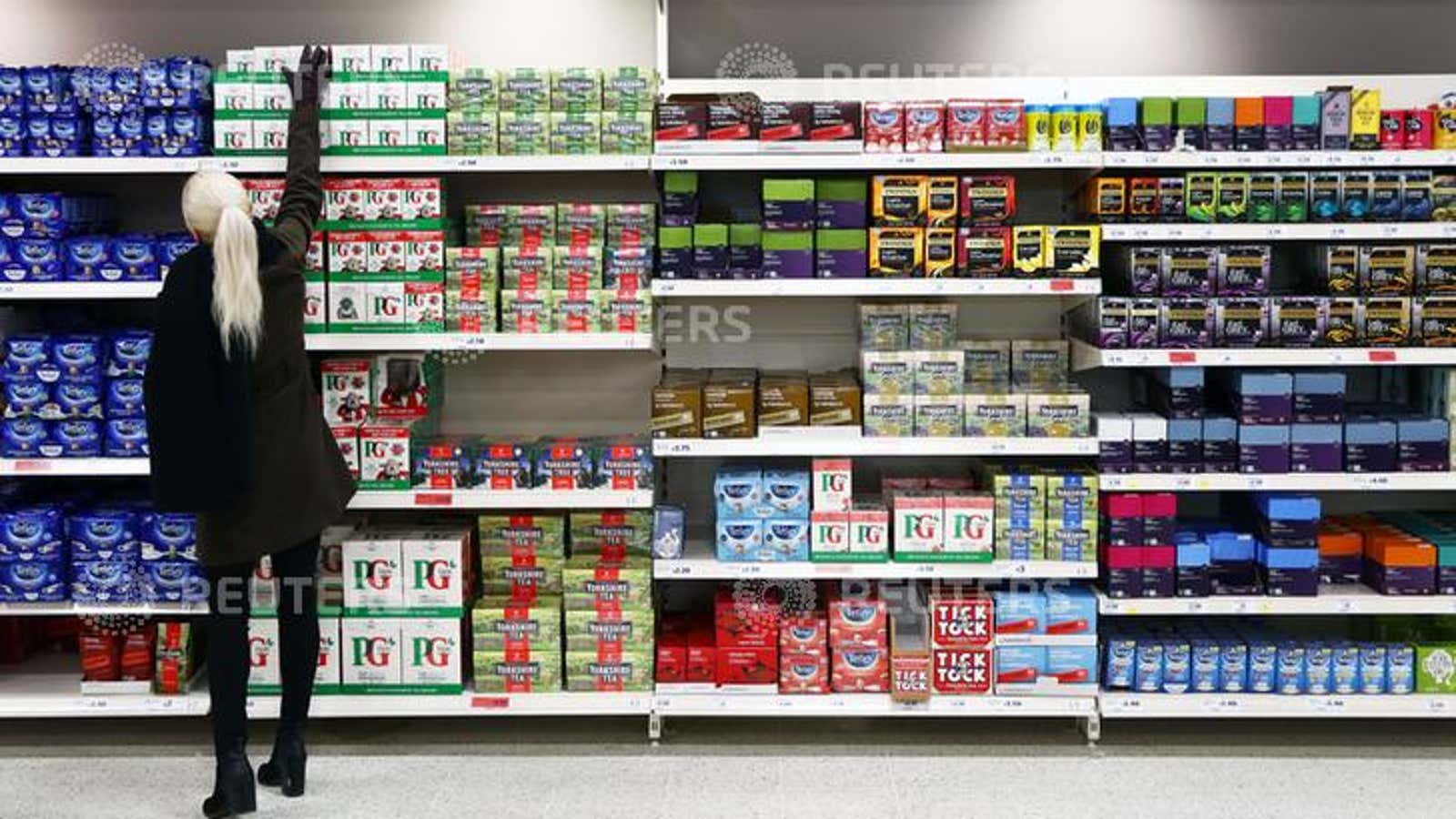 A shopper reaches for a box of tea in a supermarket in London, Britain April 11, 2017. British retail sales shrank at the fastest rate in nearly seven years during the past three months, despite a pickup in February, adding to signs that a major driver of Britain’s economy is faltering after last year’s Brexit vote. REUTERS/Neil Hall