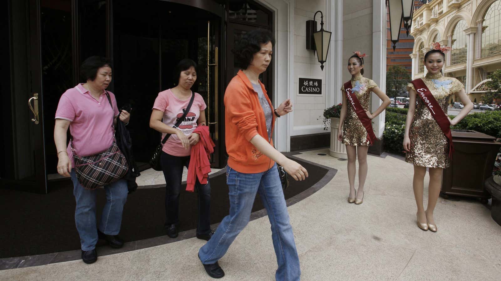 Customers leaving Wynn Macau. Guess which one is the high roller.