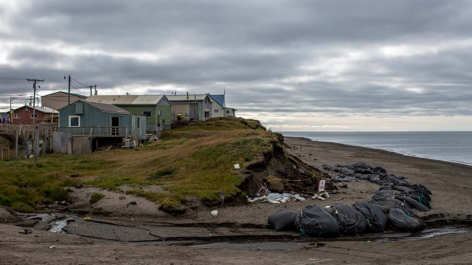 An eroding bluff that contains Inupiaq archaeological artifacts in Utqiaġvik, Alaska. The land here has receded many meters over the past few decades. Photo: Ash Adams/Gizmodo
