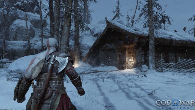 Kratos se tient dans la neige à l'extérieur de sa petite maison en rondins. 