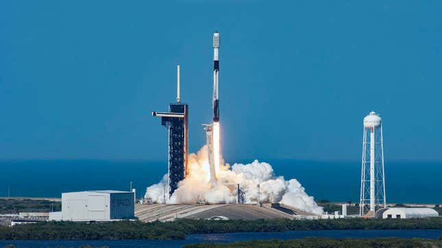 Launch of a Falcon 9 rocket carrying 49 Starlink satellites, February 3, 2022. 