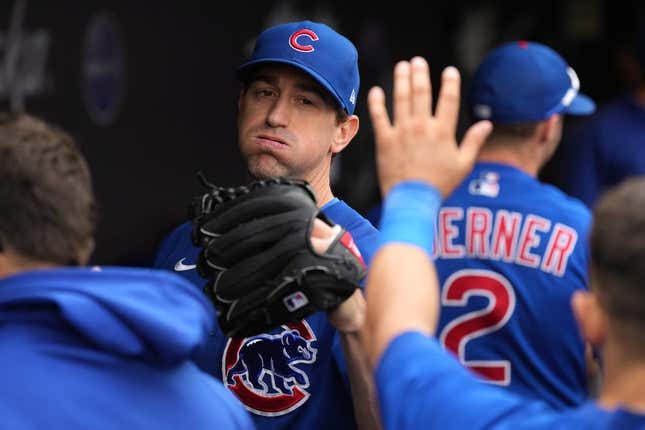 Chicago Cubs pitcher Kyle Hendricks (28) talks with catcher