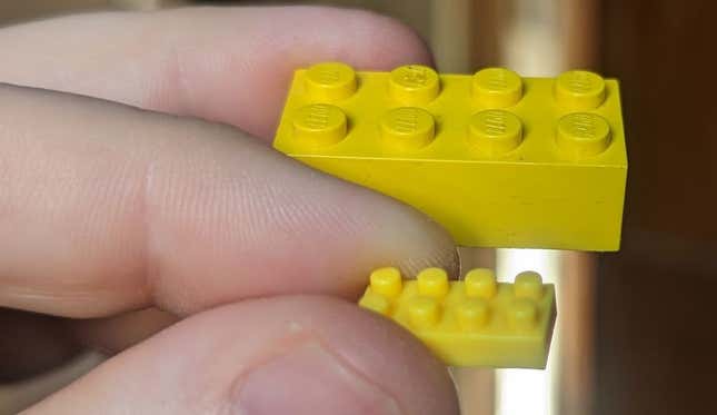 A comparison of a regular Lego brick and a Nanoblock.