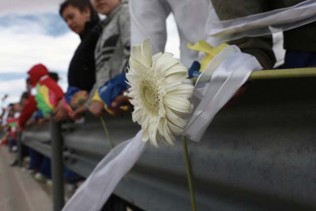 Image for article titled To protest Trump, Mexicans locked arms to form a friendly human wall along the US border