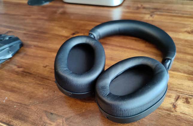Imagen para el artículo titulado Los Jabra Evolve2 85 son unos auriculares profesionales de lujo si te pasas la vida atendiendo llamadas