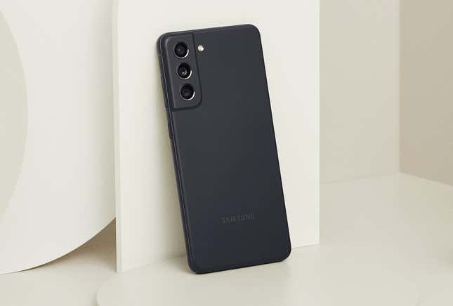 Imagen para el artículo titulado El Galaxy S21 FE ya está aquí y tiene el hardware del S21 por un mejor precio