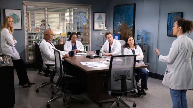 Kim Raver, James Pickens Jr., Chandra Wilson, Scott Speedman, Caterina Scorsone, Midori Francis in Grey’s Anatomy