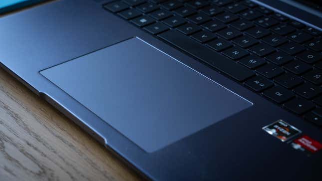 Su touchpad es muy grande y cómodo.