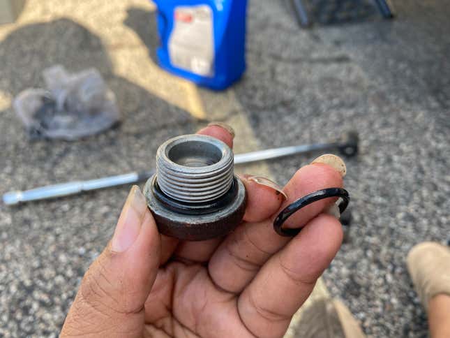Image for article titled My Cheap Volkswagen Touareg Finally Broke And I Hired A Mobile Mechanic To Fix It