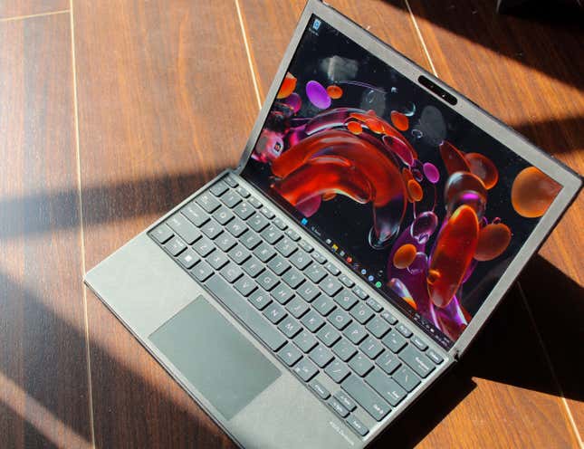 Imagen para el artículo titulado El Asus ZenBook 17 Fold OLED resulta muy prometedor, pero aun le queda trabajo por delante