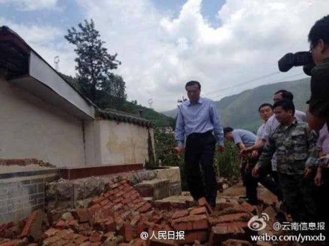 Chinese premier Li Keqiang visits relief workers in Ludian country.