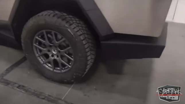Imagen para el artículo titulado Un nuevo vídeo del Cybertruck de Tesla arroja más dudas sobre su producción