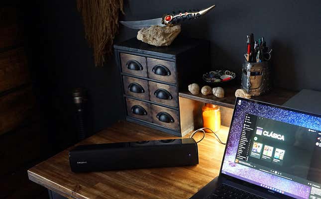 Imagen para el artículo titulado Creative Stage Air V2: una barra de sonido barata ideal para sobremesas, portátiles o... barbacoas