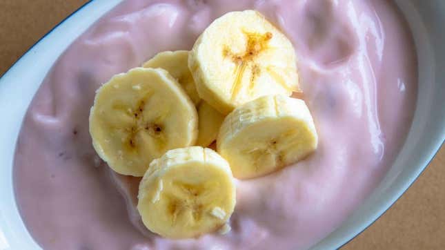 bananas sliced into yogurt