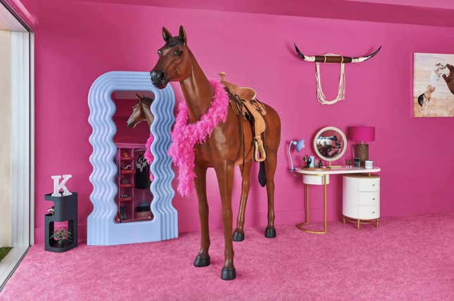Imagen para el artículo titulado ¿Has soñado alguna vez vivir en la mansión de Barbie? Esto es lo más cerca que puedes estar de hacerlo