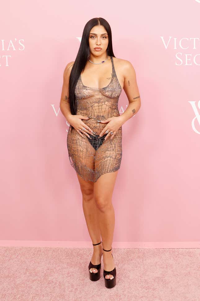 Image for article titled Victoria’s Secret Pink Carpet: The Brand Scrambles for Identity in First &#39;Show&#39; Since 2018